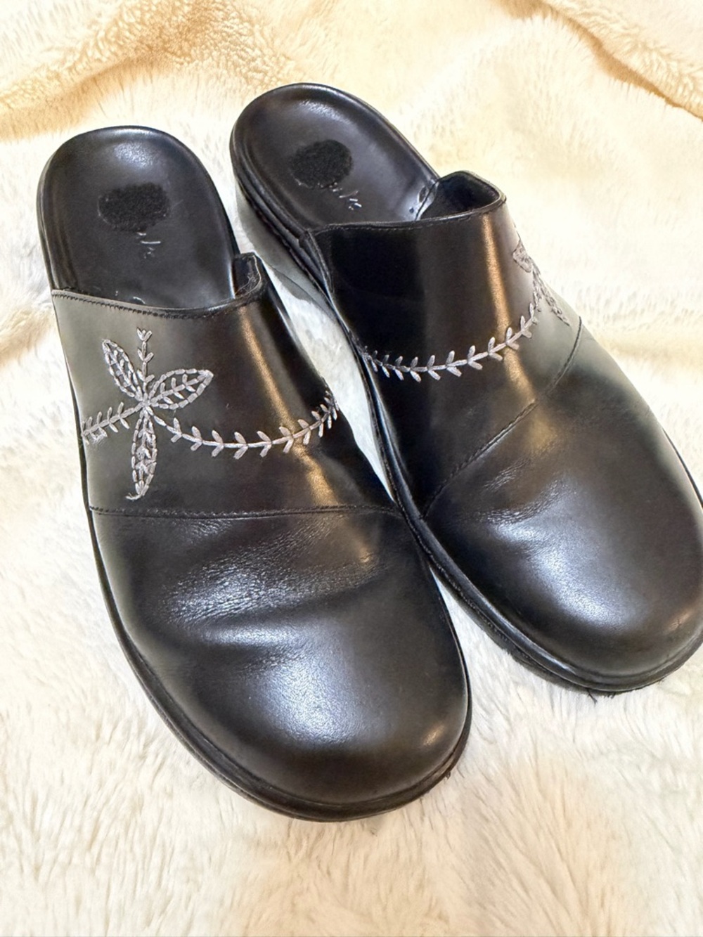 Clarks Black Leather Slip-On Clog/Mule with Stitching/Embroidery Size 7